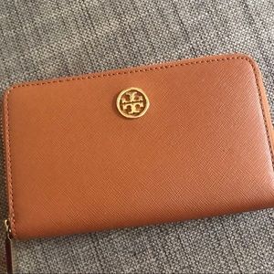 Tory Burch Robinson Zip Wallet